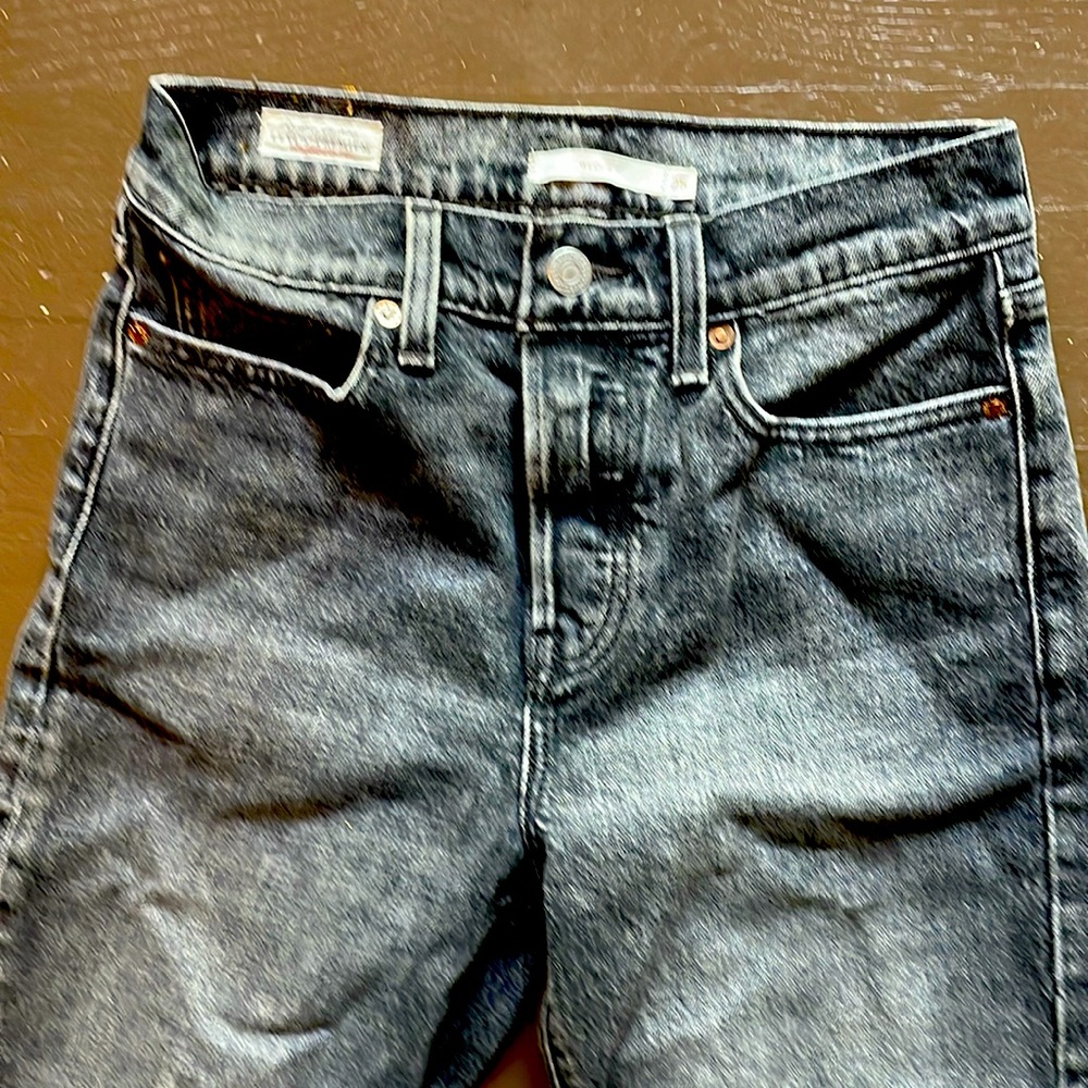 Levi’s Wedgie size 25